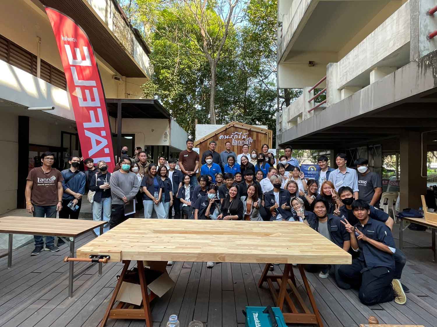 สุขสวัสดิ์ จัดบรรยายงานไม้จริง กิจกรรมเวอร์คชอปงานไม้ และสอนเทคนิคการแปะแผ่นลามิเนตให้กับนักศึกษามหาวิทยาลัยเทคโนราชมงคลล้านนาเชียงใหม่